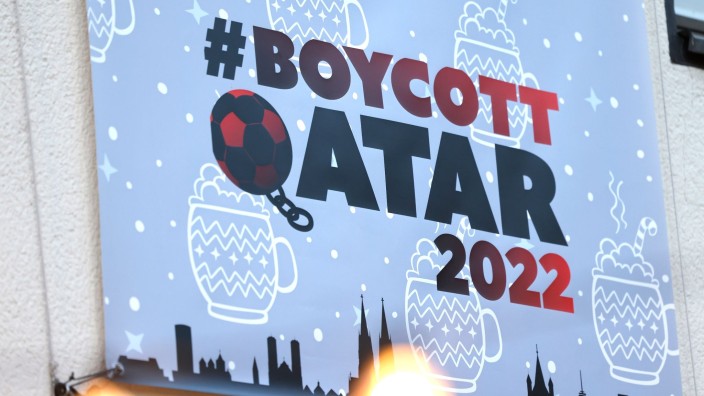 Brauchtum - Düsseldorf: Ein Banner hängt an einer Hausfassade mit der Aufschrift "#Boycott Qatar 2022". Foto: Thomas Banneyer/dpa/Archivbild