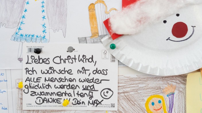 Brauchtum - Himmelstadt: "Liebes Christkind, ..." - Briefe von Kindern an das Christkind hängen an einer Tafel im Weihnachtspostamt. Foto: Nicolas Armer/dpa/Symbolbild