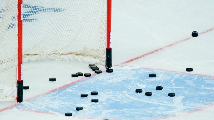 Eishockey - Mannheim: Eishockey-Pucks liegen im Torraum. Foto: Uwe Anspach/dpa/Symbolbild