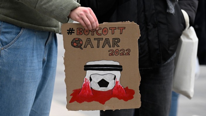 Fußball - Köln: Demonstranten protestieren am Barmer Platz gegen die Fußball-WM in Katar. Foto: Roberto Pfeil/dpa