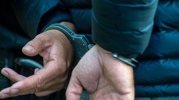 Kriminalität - Basel: Ein Mann trägt Handschellen. Foto: Stefan Sauer/dpa/Illustration