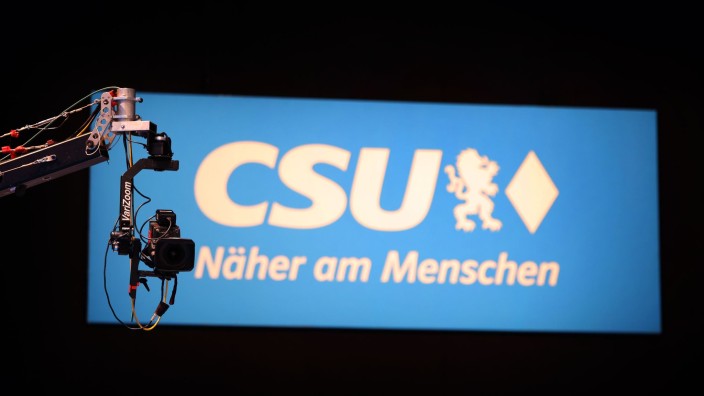 Parteien - München: Eine Kamera hängt vor einem CSU-Logo. Foto: Karl-Josef Hildenbrand/dpa/Archivbild
