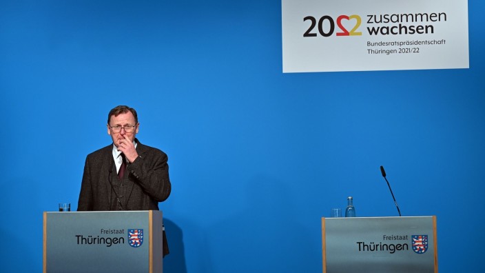 Parteien - Erfurt: Bodo Ramelow steht am Mikrofon in einer Regierungsmedienkonferenz. Foto: Martin Schutt/dpa/Archivbild