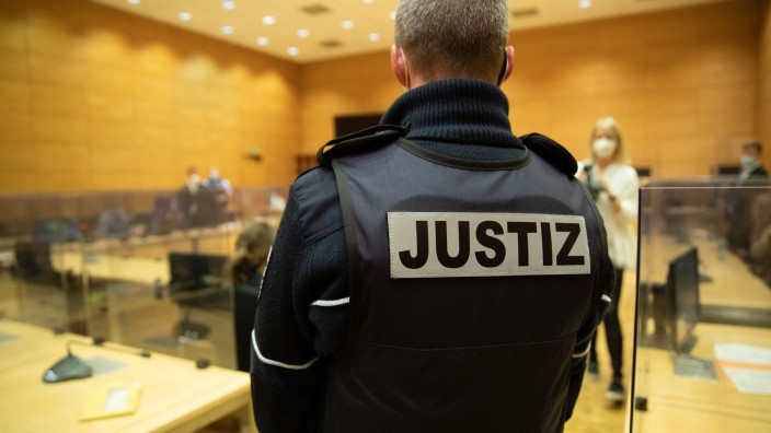 Gesundheit - Hildesheim: Ein Justizbeamter steht in einem Gerichtssaal. Foto: Friso Gentsch/dpa/Symbolbild