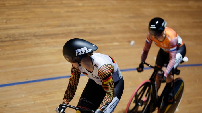 Radsport - Berlin: Pauline Grabosch aus Deutschland vor Laurine van Riessen aus den Niederlanden beim Sprint. Foto: Jean-Marc Wiesner/dpa