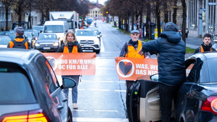 Klima - München: Mitglieder der Umweltschutzbewegung "Letzte Generation" blockieren eine Straße. Foto: Lennart Preiss/dpa/Archivbild