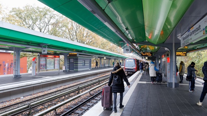 Verkehr - Hamburg: Blick auf die Bahnsteige des U-Bahnhofs Wandsbek-Gartenstadt. Foto: Markus Scholz/dpa