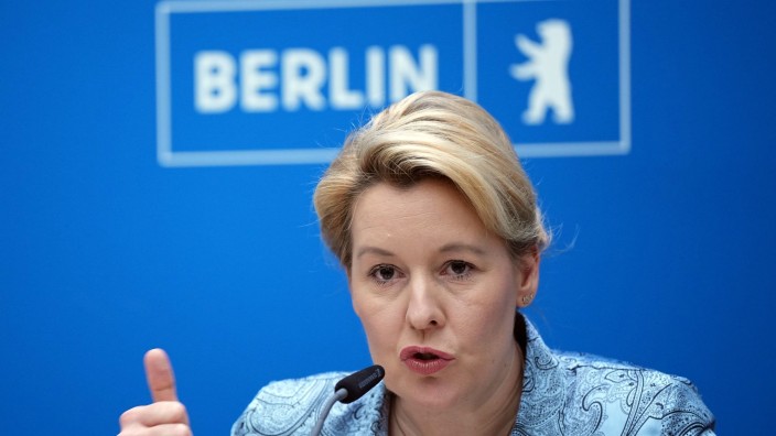 Senat - Berlin: Franziska Giffey (SPD), Regierende Bürgermeisterin von Berlin, spricht während einer Pressekonferenz. Foto: Soeren Stache/dpa/Archivbild