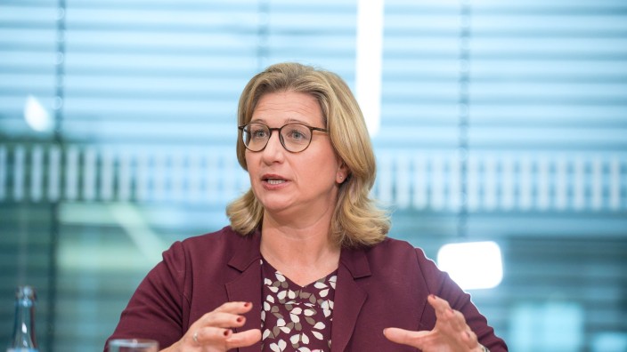 Soziales - Saarbrücken: Die saarländische Ministerpräsidentin Anke Rehlinger (SPD) spricht bei einer Pressekonferenz. Foto: Oliver Dietze/dpa/Archivbild