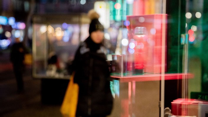 Einzelhandel - Frankfurt am Main: Die Umrisse einer Passantin spiegeln sich in einem Schaufenster. Foto: Christoph Soeder/dpa/Symbolbild