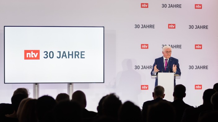 Bundespräsident - Berlin: Bundespräsident Frank-Walter Steinmeier spricht bei einer Veranstaltung zum 30-jährigen Bestehen von ntv. Foto: Christoph Soeder/dpa