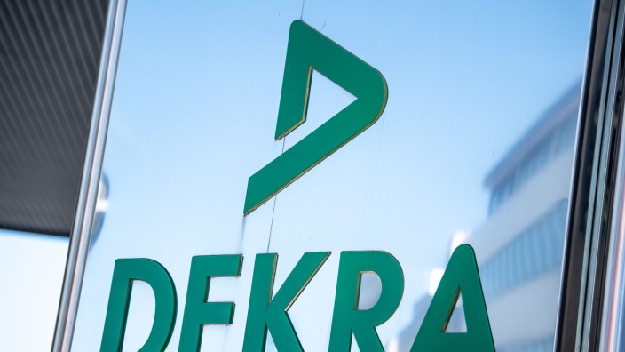 Auto - Stuttgart: Das Logo der Dekra steht am Firmengebäude. Foto: Fabian Sommer/dpa/Symbolbild