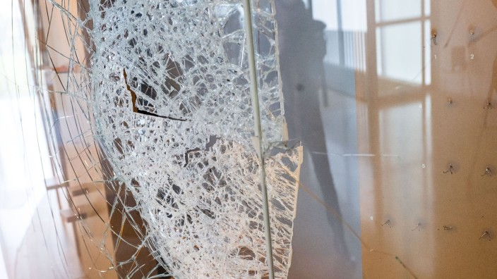 Kriminalität - Manching: Ein eingeschlagenes Vitrinen-Fenster ist im Kelten-Römer-Museum zu sehen. Foto: Peter Kneffel/dpa/Archivbild