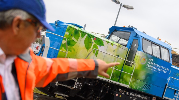 Bahn - Stendal: Alstom-Werksleiter Jörg Neubauer zeigt auf eine Rangierlok mit Wasserstoffantrieb. Foto: Klaus-Dietmar Gabbert/dpa