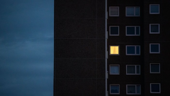 Energie - München: Licht brennt nur in einer Wohnung eines Mehrfamilienhauses. Foto: Julian Stratenschulte/dpa/Symbolbild