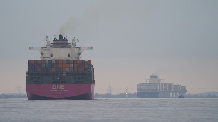 Schifffahrt - Hamburg: Containerschiffe fahren bei Blankenese auf der Elbe. Foto: Marcus Brandt/dpa