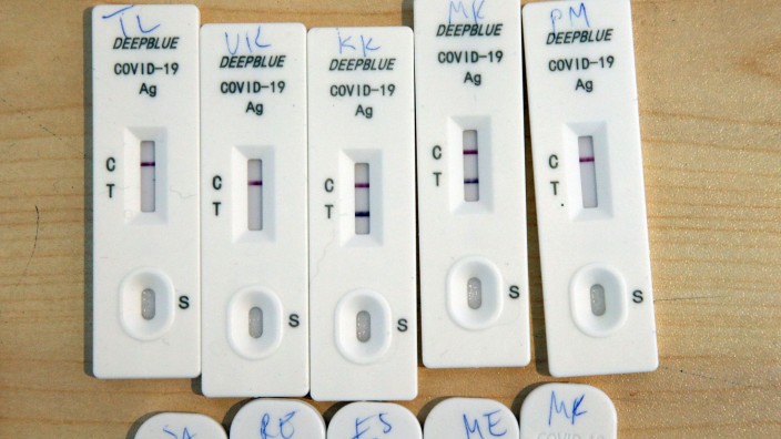 Gesundheit - Schwerin: Teststreifen liegen in einer Corona-Teststelle auf einem Tisch. Foto: Wolfgang Kumm/dpa/Symbolbild