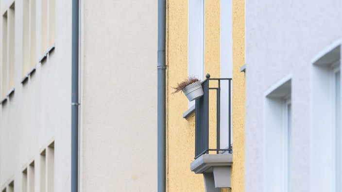 Wohnen - Berlin: Blick auf Mehrfamilienhäuser in der Innenstadt. Foto: Julian Stratenschulte/dpa/Symbolbild