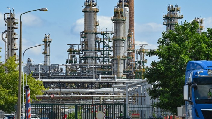 Energie - Schwedt/Oder: Anlagen zur Rohölverarbeitung stehen auf dem Gelände der PCK-Raffinerie GmbH. Foto: Patrick Pleul/dpa/Archivbild