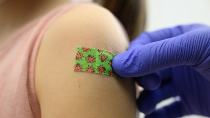 Gesundheit - Hannover: Ein Mädchen bekommt nach eine Impfung ein Pflaster. Foto: Robert Michael/dpa-Zentralbild/dpa/Symbolbild
