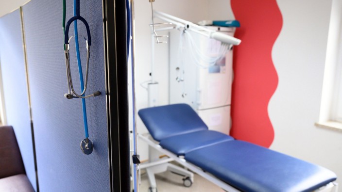 Ärzte - Schwerin: Stethoskope hängen im Behandlungszimmer einer Hausarztpraxis. Foto: Sebastian Kahnert/dpa-Zentralbild/dpa/Symbolbild