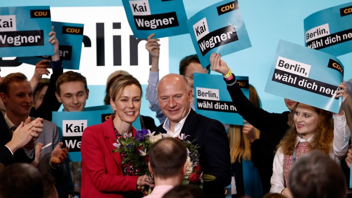 Parteien - Berlin: Manja Schreiner überreicht Blumen an Kai Wegner nach seiner Wahl zum Spitzenkandidaten. Foto: Carsten Koall/dpa