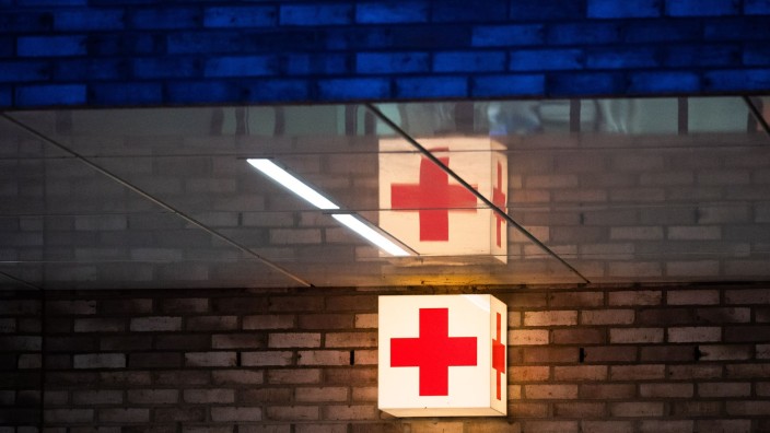 Unfälle - Kappl: Ein Leuchtkasten mit einem roten Kreuz hängt vor der Notaufnahme eines Krankenhauses. Foto: Julian Stratenschulte/dpa/Symbolbild