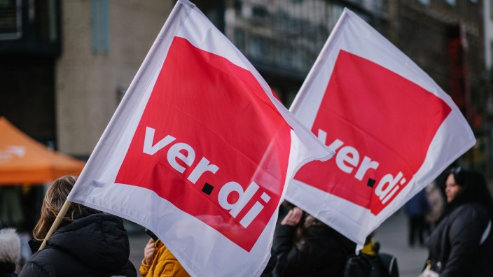 Gewerkschaften - Weimar: Verdi-Fahnen während einer Demonstration. Foto: Ole Spata/dpa/Symbolbild