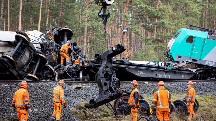Unfälle - Leiferde: Mitarbeiter der Deutschen Bahn arbeiten an der Einsatzstelle. Foto: Moritz Frankenberg/dpa