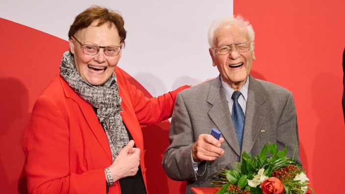 Parteien - Cottbus: Rolf Rührmund steht mit Sylvia Lehmann, Bundestagsabgeordnete auf der Bühne beim Landesparteitag. Foto: Annette Riedl/dpa