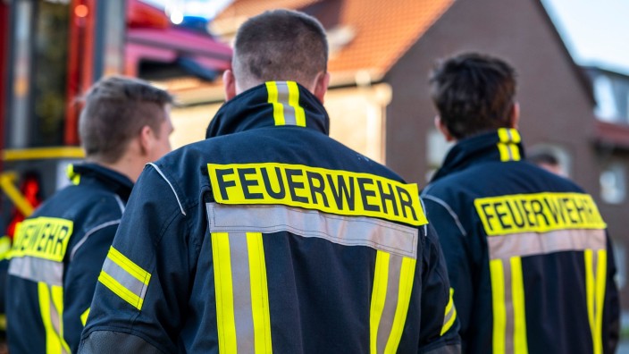 Notfälle - Berlin: Feuerwehrleute stehen zusammen, um den Einsatz zu besprechen. Foto: David Inderlied/dpa/Symbolbild