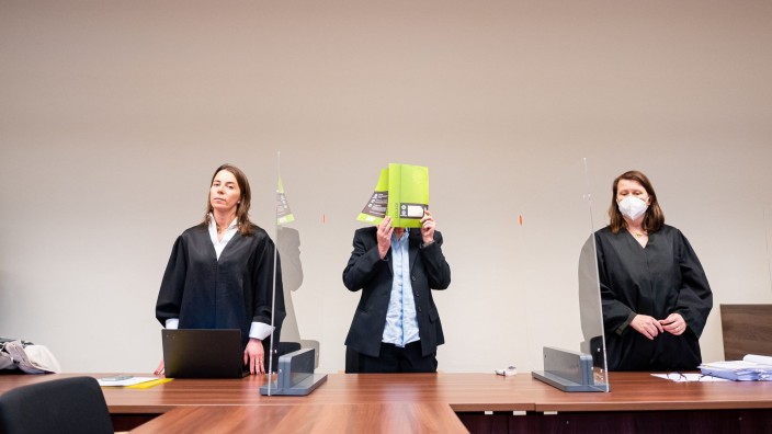 Prozesse - Hamburg: Die Angeklagte (M) steht zu Beginn des Prozesses in einem Gerichtssaal im Landgericht zwischen ihren Verteidigerinnen. Foto: Daniel Reinhardt/dpa