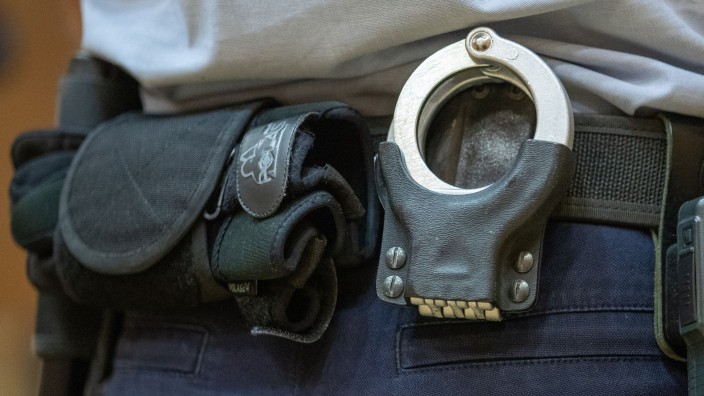 Kriminalität - Cottbus: Handschellen stecken in der Gürtelhalterung eines Justizbeamten. Foto: Friso Gentsch/dpa/Symbolbild