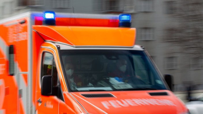 Unfälle - Berlin: Ein Rettungswagen der Feuerwehr fährt auf einer Straße. Foto: Fernando Gutierrez-Juarez/dpa/Symbolbild