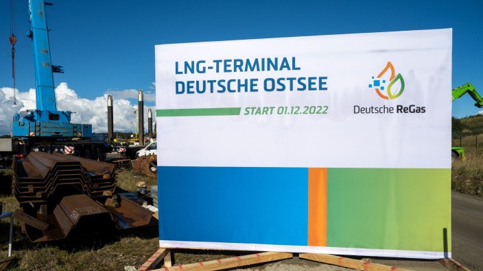 Energie - Lubmin: Blick auf ein Bausschild auf der Baustelle LNG-Terminal "Deutsche Ostsee“. Foto: Stefan Sauer/dpa/Archivbild