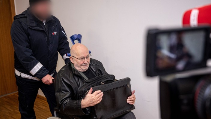 Prozesse - Potsdam: Horst Mahler kommt im Rollstuhl zu seinem Prozess wegen Volksverhetzung und Leugnung des Holocaust. Foto: Fabian Sommer/dpa