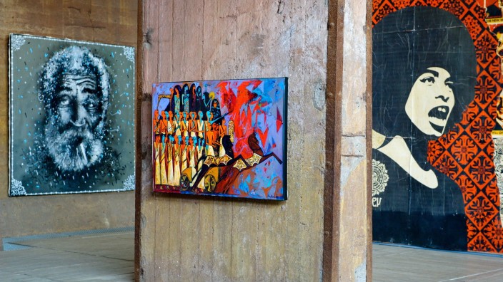 Kunst - München: Werke von Yazan Halwani (l-r), Alaa Ahmed Awad und Shepard Fairey hängen bei der "Urban Art Biennale 2015" in Völkingen. Foto: Oliver Dietze/Oliver Dietze/dpa/dpa