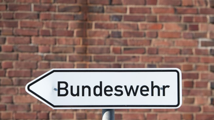 Bau - Saarbrücken: Ein Hinweisschild mit dem Schriftzug "Bundeswehr" steht auf dem Gelände einer Bundesliegenschaft in Stralsund. Foto: Stefan Sauer/dpa-Zentralbild/ZB/Symbolbild