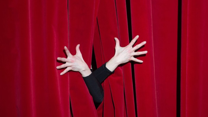 Kultur - Berlin: Hände einer Schauspielerin sind während der Fotoprobe für ein Ballettstück auf dem Vorhang zu sehen. Foto: Sebastian Kahnert/dpa-Zentralbild/dpa/Symbolbild