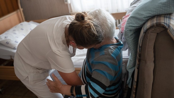 Soziales - Schwerin: Eine Pflegefachkraft hilft in der ambulanten Pflege einer Frau beim Umsetzen. Foto: Sebastian Gollnow/dpa/Symbolbild