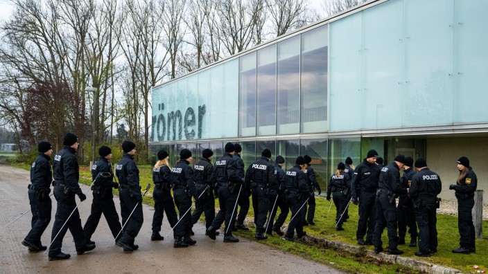 Kriminalität - Manching: Einsatzkräfte der Bereitschaftspolizei suchen die Umgebung des Museums nach möglichen Spuren ab. Foto: Lennart Preiss/dpa