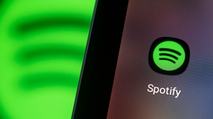 Musik - München: Das Logo der Spotify-App ist auf dem Bildschirm eines Smartphones zu sehen. Foto: Fabian Sommer/dpa/Illustration