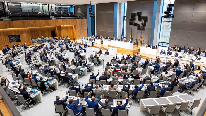 Energie - Hannover: Abgeordnete heben bei einer Abstimmung während einer Sitzung vom niedersächsischen Landtag ihre Hand. Foto: Moritz Frankenberg/dpa