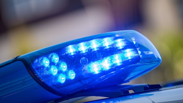 Kriminalität - Schwerin: Ein Blaulicht leuchtet auf dem Dach eines Streifenwagens der Polizei. Foto: Lino Mirgeler/dpa/Symbolbild