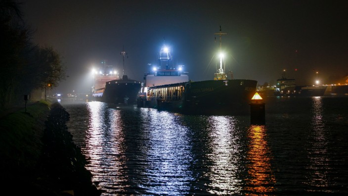 Unfälle - Kiel: Schiffe warten im Nord-Ostsee-Kanal auf die Durchfahrt der Hochbrücke in Kiel-Holtenau. Foto: Axel Heimken/dpa
