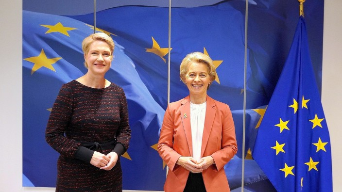 EU - Brüssel: Ursula von der Leyen (r, CDU), EU-Kommissionspräsidentin, empfängt Manuela Schwesig (SPD), Mecklenburg-Vorpommerns Ministerpräsidentin. Foto: Benjamin Fischer/ Staatskanzlei Schwerin/dpa