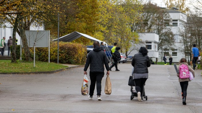 Flüchtlinge - Ellwangen (Jagst): Geflüchtete mit Einkäufen gehen über das Gelände der Landeserstaufnahmestelle (LEA). Foto: Stefan Puchner/dpa/Archivbild