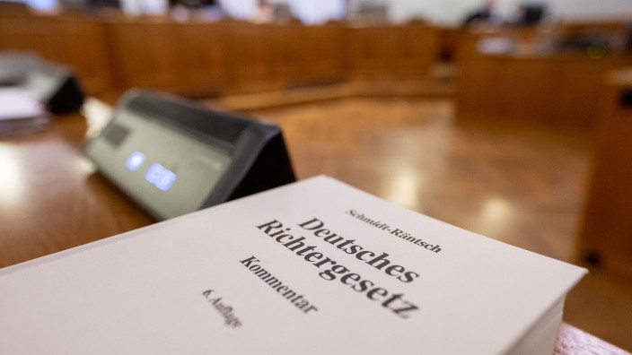 Justiz - Leipzig: Eine Ausgabe des "Deutschen Richtergesetzes" liegt auf einem Tisch im Verhandlungssaal. Foto: Hendrik Schmidt/dpa