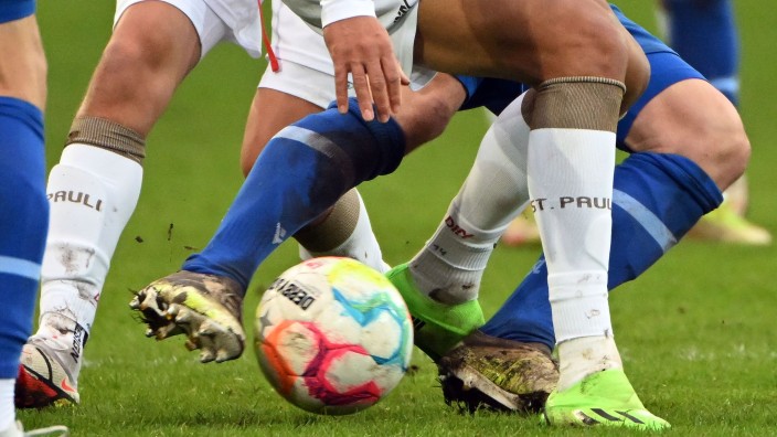 Fußball - Hamburg: Fußballspieler zweier gegnerischer Mannschaften kämpfen um den Ball. Foto: Uli Deck/dpa/Symbolbild