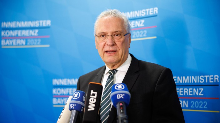 Innenpolitik - : Joachim Herrmann gibt Statement vor der Presse ab. Foto: Matthias Balk/dpa